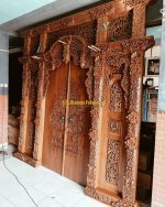 Gebyok Ukiran Pintu Wayangan Ukuran Tinggi 270 x  Lebar 280 Isi Panel Atas Kaligrafi - Image 3