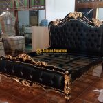 Tempat Tidur Ukiran Klasik Mewah Finishing Black Kombinasi Gold