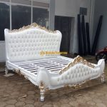 Tempat Tidur Ukiran Klasik Mewah Finishing White Kombinasi Gold