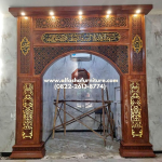 Jual mihrab masjid kayu jati ukir kaligrafi model terbaru