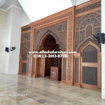 Jasa pembuatan mihrab masjid dari kayu jati ukir kaligrafi model terbaru