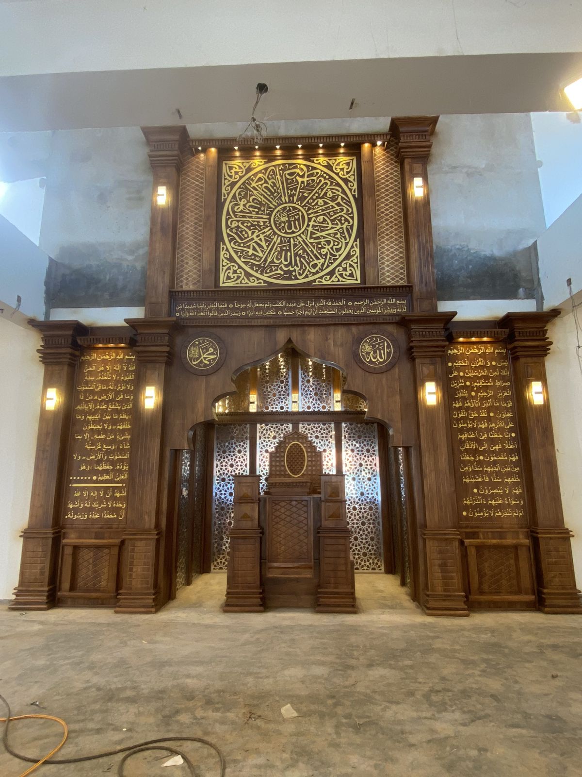 4e7efd0659c8ee0d85bc9f3952131c43 Mihrab Masjid Kayu Jati Ukiran Jepara Desain Islami Elegan - Image 1