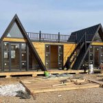 Jual Rumah Kayu Segitiga untuk Investasi Glamping Modern